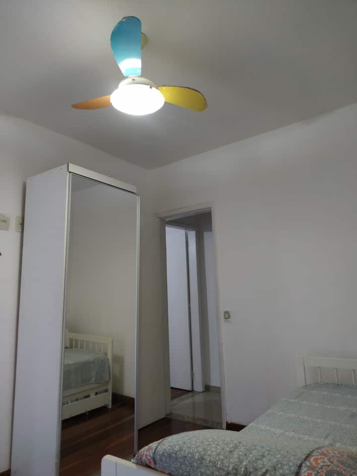 მე-2 საძინებელი ჩაშენებული კარადით 