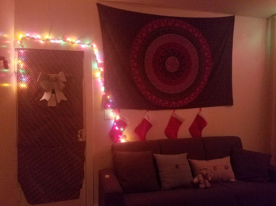 this couch pulls out into a futon