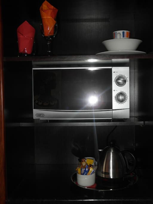 Tea /Coffe Bar
Microwave and Bar Fridge