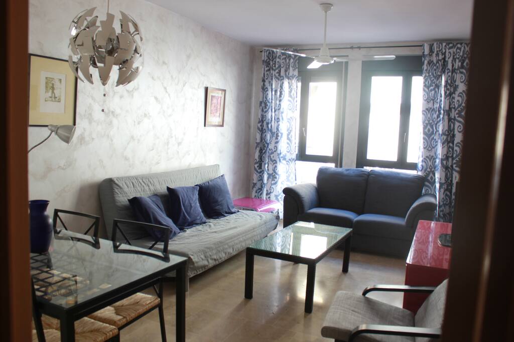 Amplio salón y zona de estar con wifi, TV, mesa y sofá-cama