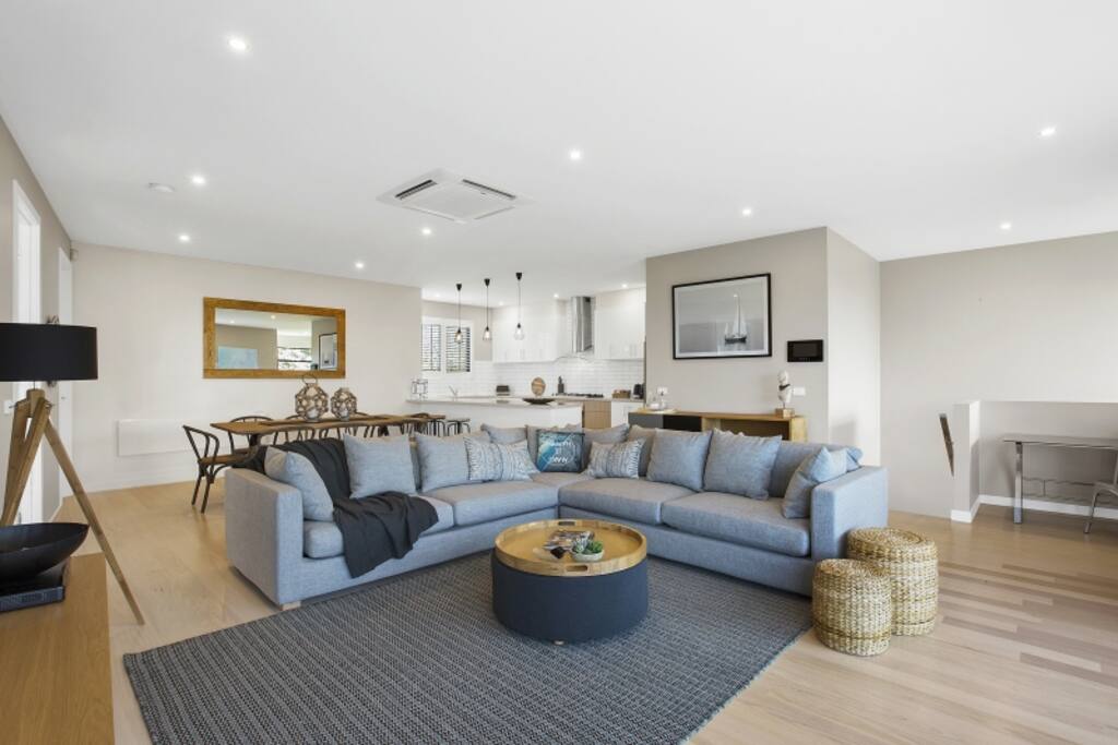 Main living, dining and kitchen
with foxtel.