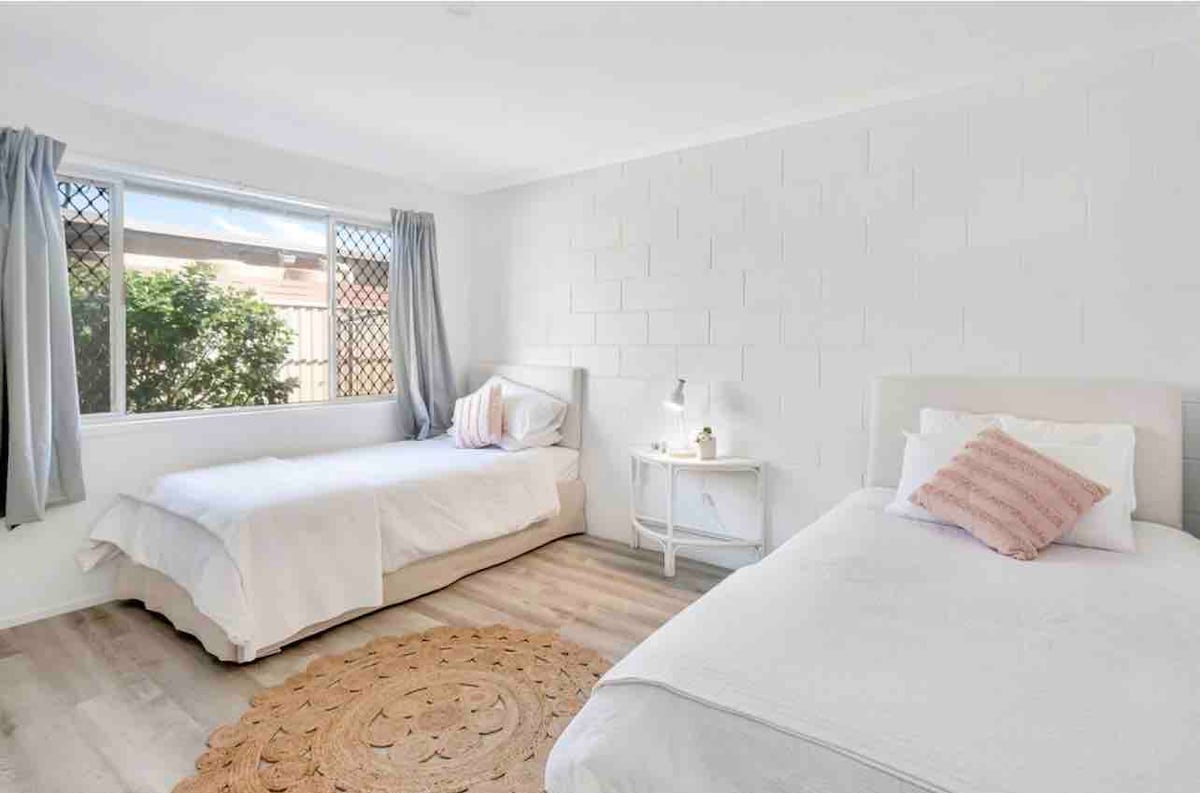 Este es el más grande de los dos dormitorios y tiene dos camas tamaño king individuales (como un tamaño de hotel) y un armario abierto incorporado para colgar tu ropa. También hay una cama extraíble debajo de una cama en caso de que la necesites para un tercer niño. 