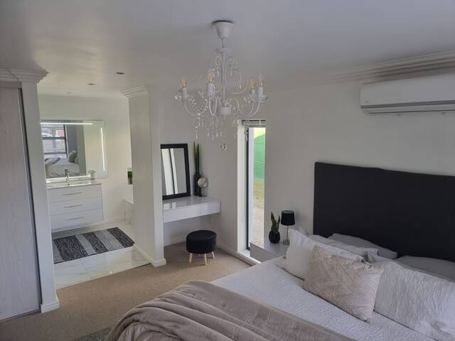 Family Home – 4 Bedrooms, Large Garden + Pool gallery image 3