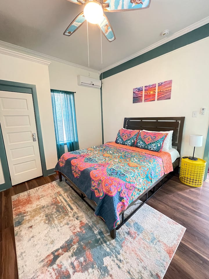 Lit queen size. Lampe de chargement USB 