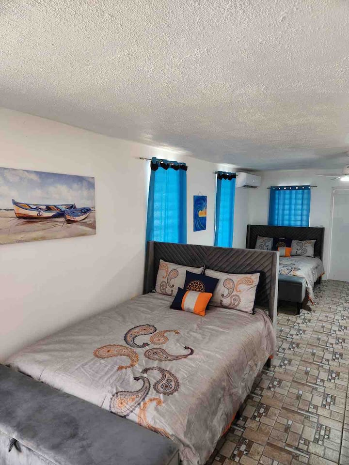 Glavna spavaća soba s 2 bračna kreveta s dvostrukim umivaonikom i dvostrukim
tuševima 