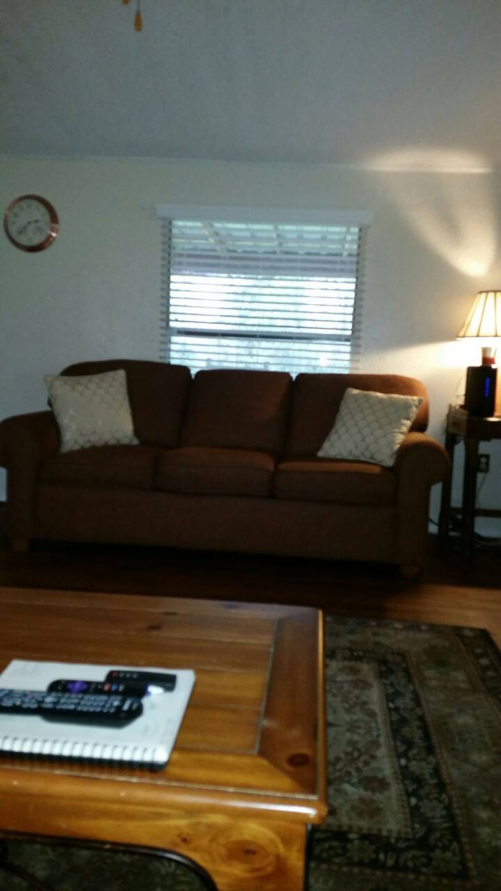 Rozkladací gauč s manželskou posteľou