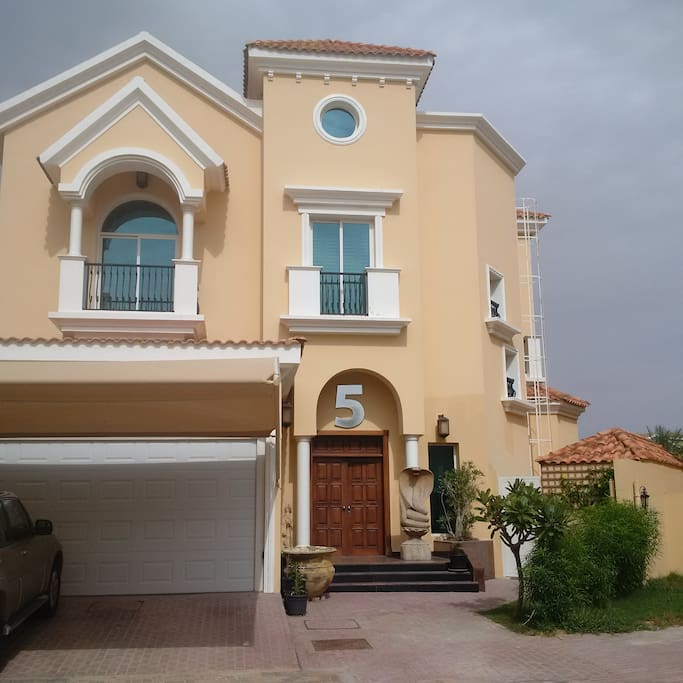 Spanish style independent villa with private parking