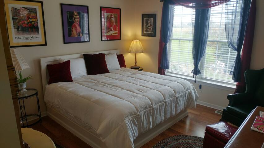 Private, Comfortable Lititz Area King Room / Bath
