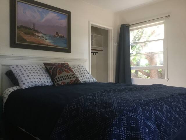 SLO City House, Room A-queen bed for 2