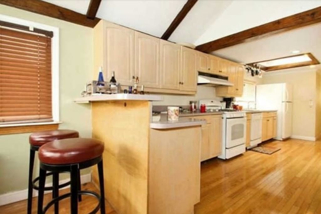 Breakfast barre and kitchen