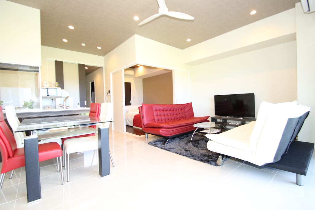 【リビングルーム】
お部屋は赤と白のインテリアを使用したとても落ち着く空間です。
【Living room】
The room is a very calm space with red and white interior.
【客厅】
房间很安静,内装为白色和红色的基调。