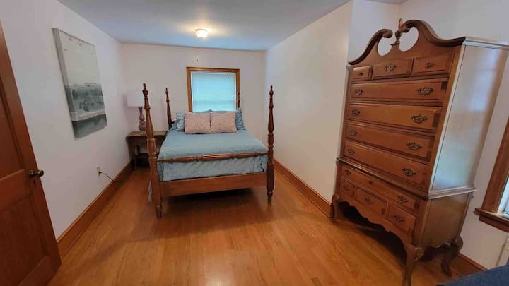 غرفة نوم كاملة في الطابق العلوي