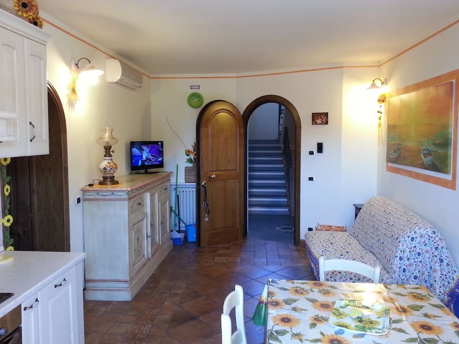 Tinello/cucina e ingresso, Divano letto Matr.