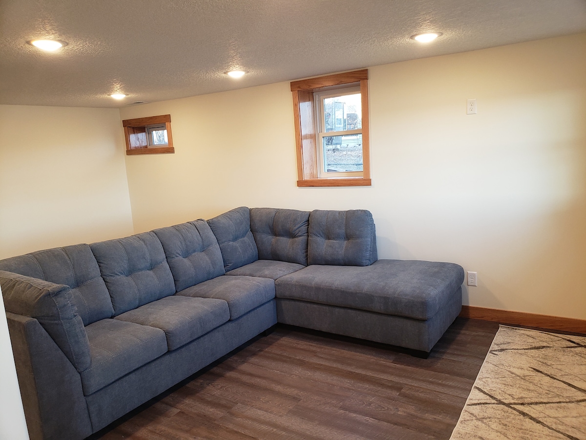 Sofá cama de nivel inferior (tamaño completo) en el nivel inferior.