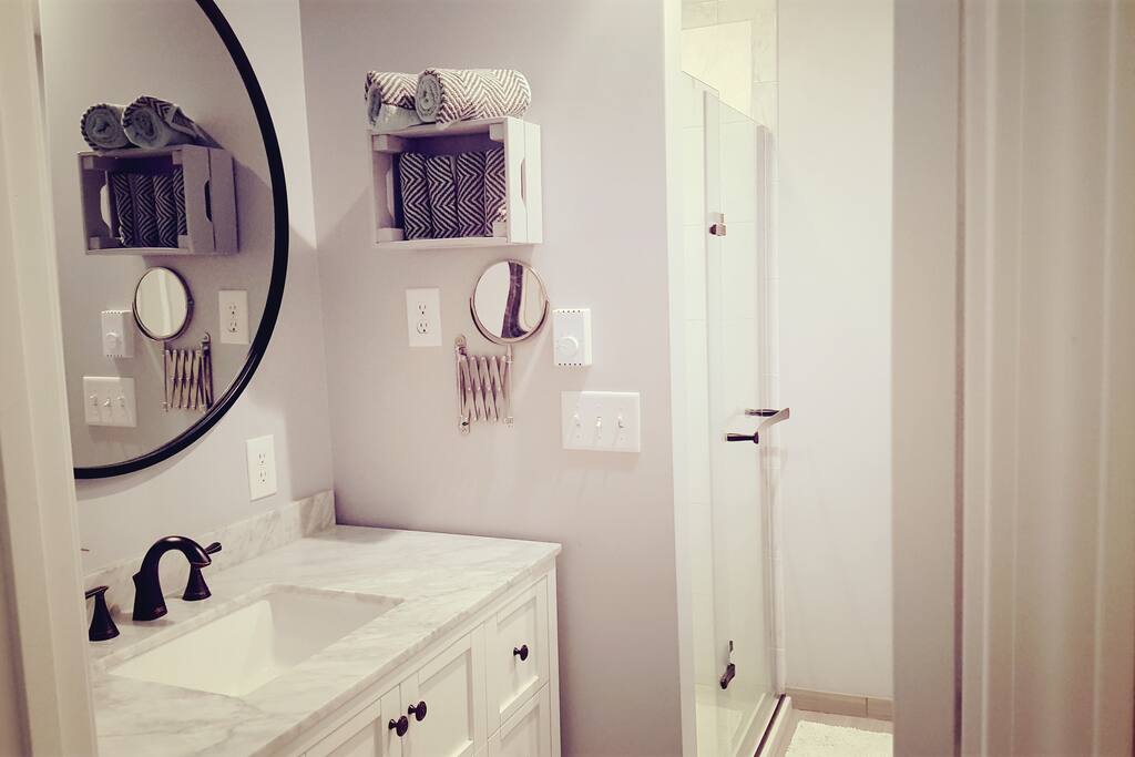Recently renovated bathroom. Towels and hairdryer provided.