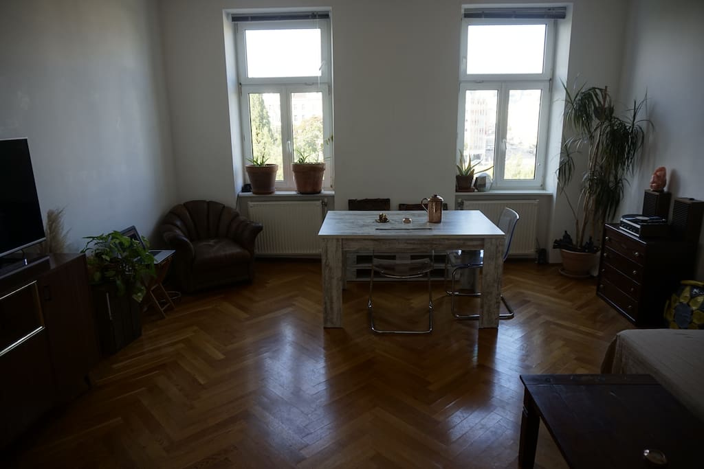 Wohnzimmer mit Esstisch/Couch und Fernseher