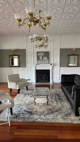 Historic Queenslander with views to the ocean