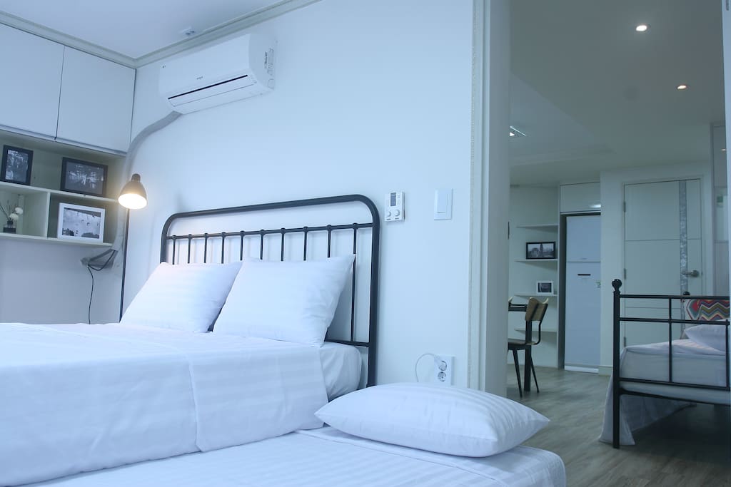 Queen-sized Double Bedroom:
Bed & Extra Mattress (also queen size)