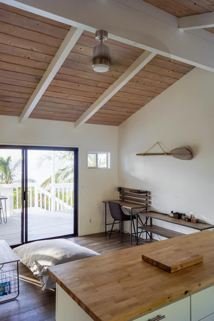 נוף מהמטבח! אין טלוויזיות בבית - אבל שולחן קטן זמין לעבודה מרחוק.