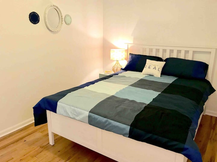Second bedroom, queen bed 