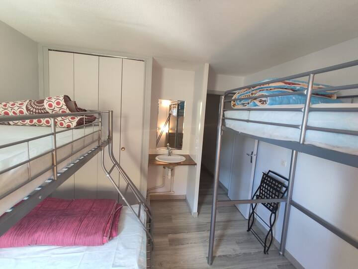 Habitaciones reformadas en 2020, 1 cama doble, y 2 camas individuales superpuestas, ropa de cama de calidad, punto de agua en el dormitorio