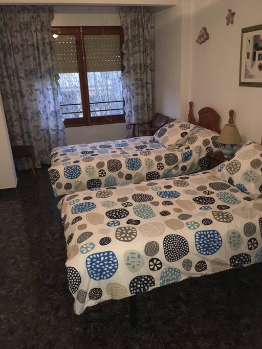 Habitación 2 camas y armarios empotrados
