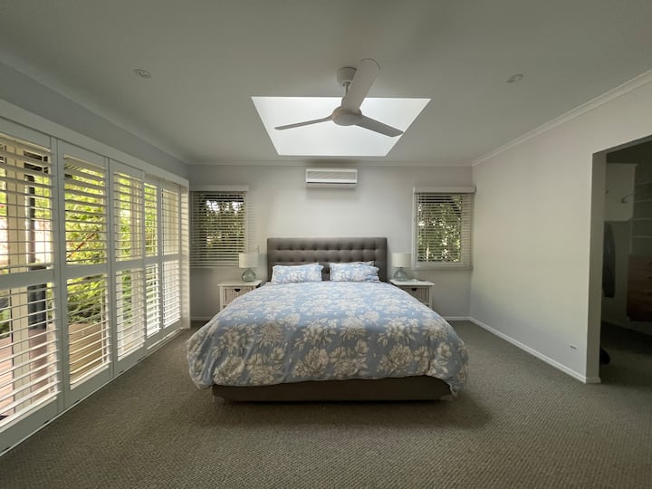 Grande chambre principale avec lit King Size et véranda latérale avec portes coulissantes de plantation et hamac. La chambre principale dispose d'un grand peignoir et d'une grande salle de bain attenante avec son lavabo, un bidet et une grande douche à effet pluie