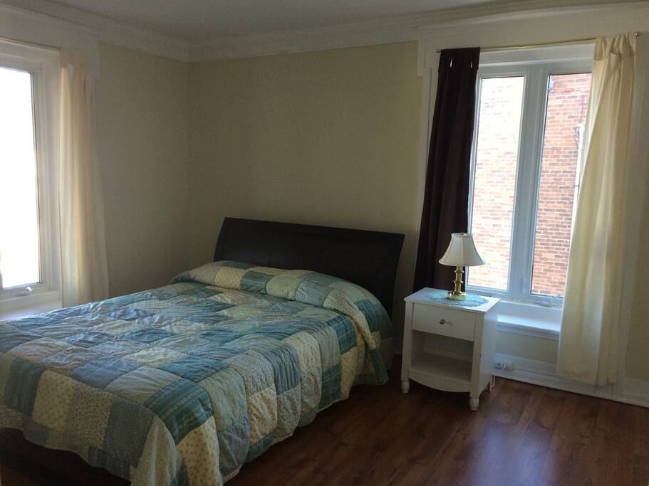Très grande chambre avec grand lit.