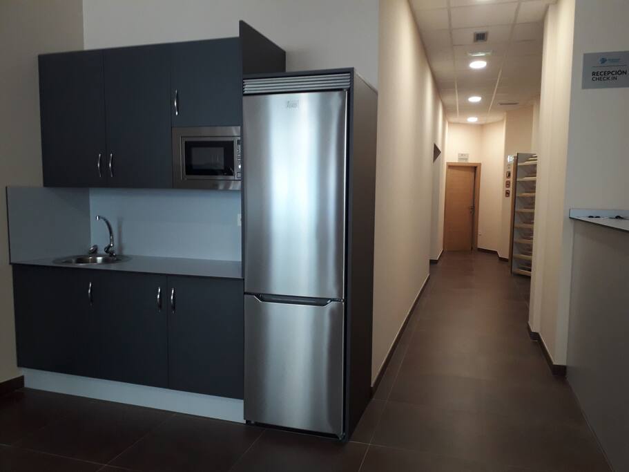 cocina con microondas y frigo