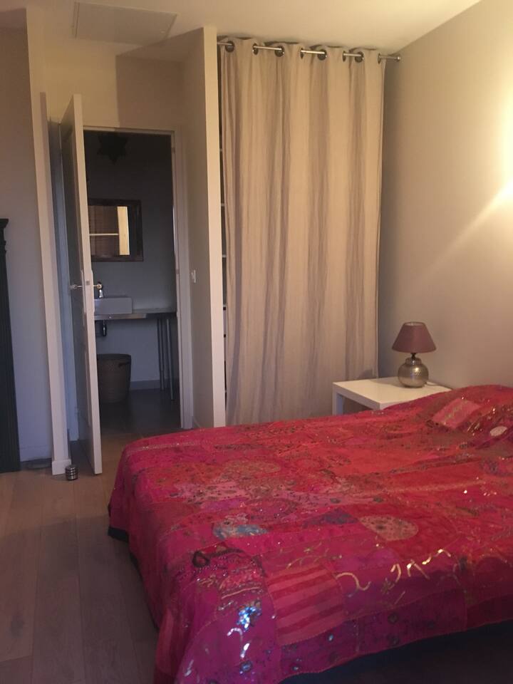 spálňa s manželskou posteľou