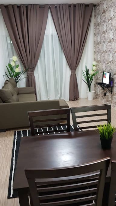 Ruang tamu yang selesa dan berkonsepkan simple moden.