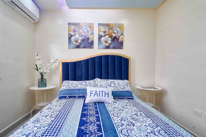 חדר שינה ראשי עם חדר רחצה צמוד ומזגן ללא צינור.