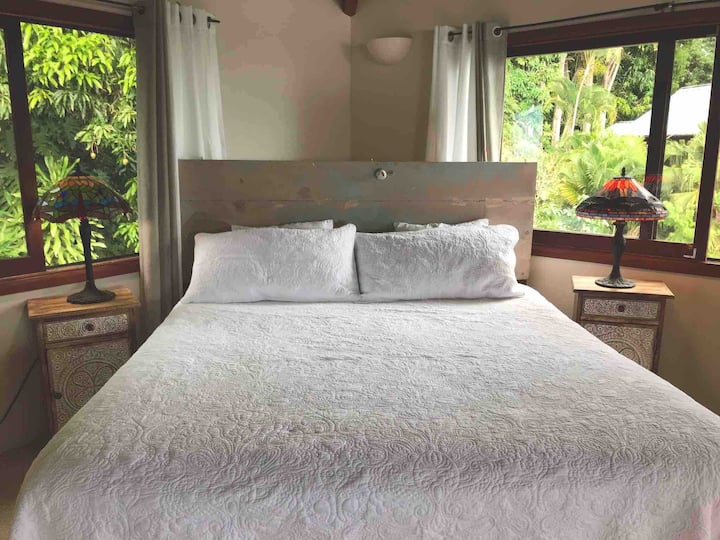 2階のロフトベッドルームの1号室にはキングサイズのベッドルームがあり、素敵で広々としていて、いつも新鮮な風が吹いています。