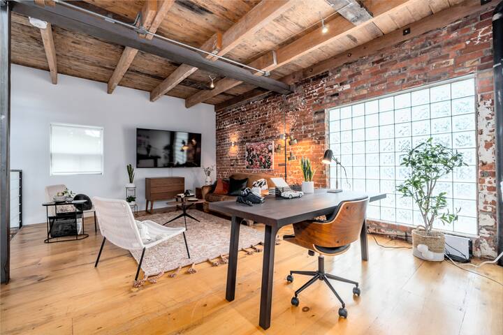 Stunning Industrial Loft in Leslieville gallery image 5