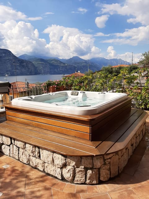 Apt DELUXE 2 Private Jacuzzi and Lake Garda View