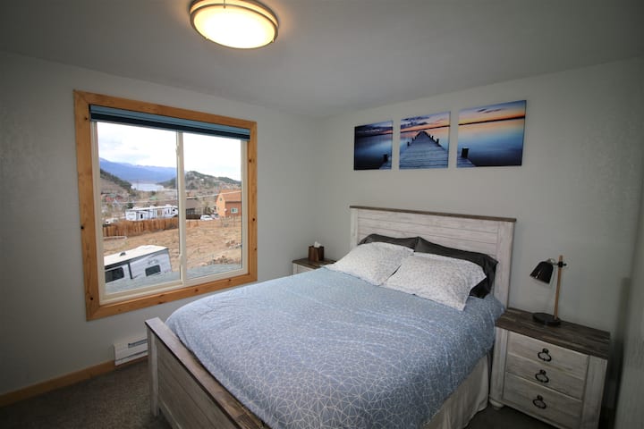 Dhoma e gjumit 2 në katin e sipërm me pamje nga liqeni Dillon (Queen)