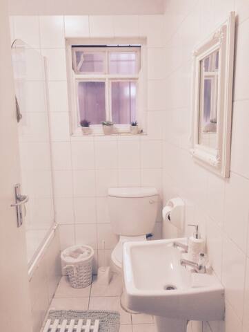 2 Bedroom House in Observatory Cape Town gallery image 5