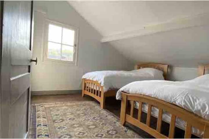 Chumba cha kulala pacha na sakafu ya awali pana ya mwaloni