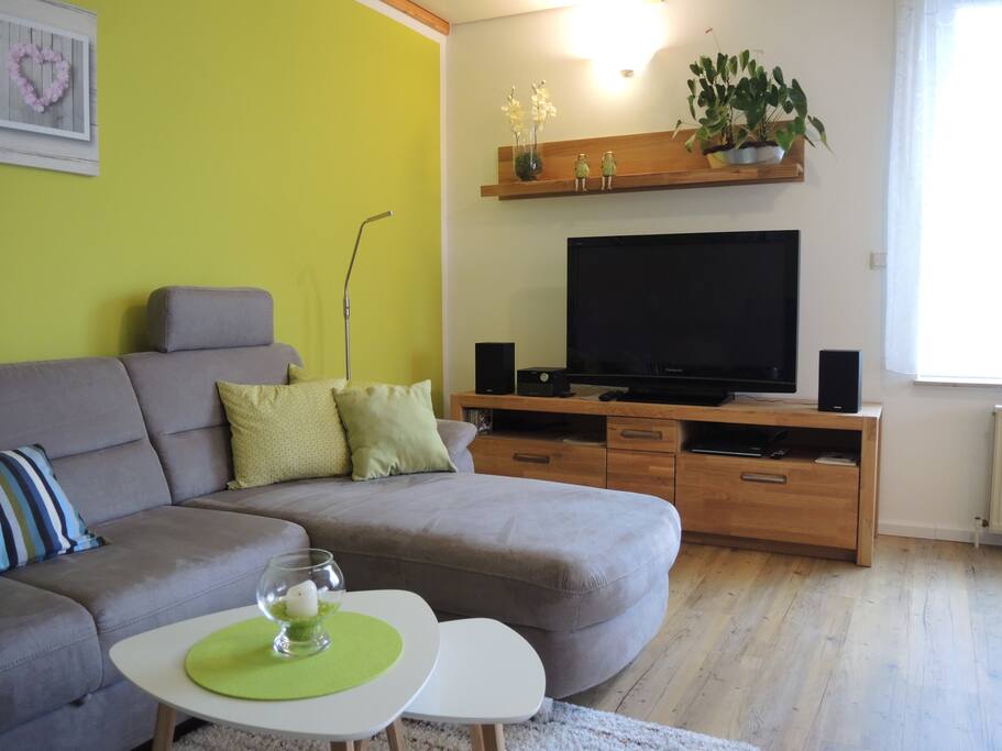Wohnzimmer mit TV und Stereoanlage