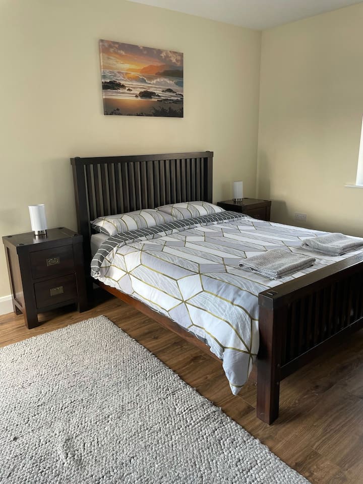 Спална соба со брачен кревет (широк 180-220 см)