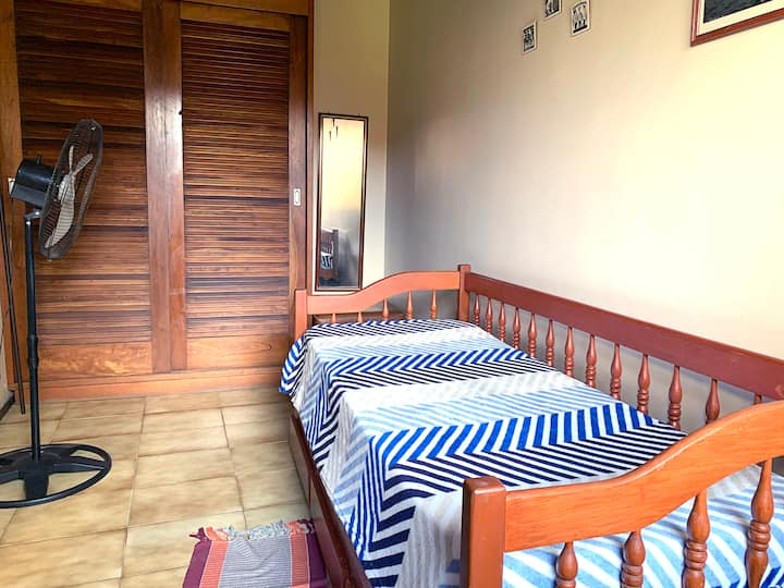 4. spavaća soba (2. kat): 
- 2 kreveta za jednu osobu ( bi krevet)
- 1 veliki dim