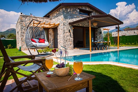 Luxury Villa With Private Pool and Stunning Garden