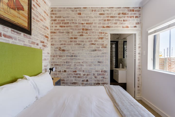 Old Meets New in a Renovated Victorian with Harbour Views gallery image 5