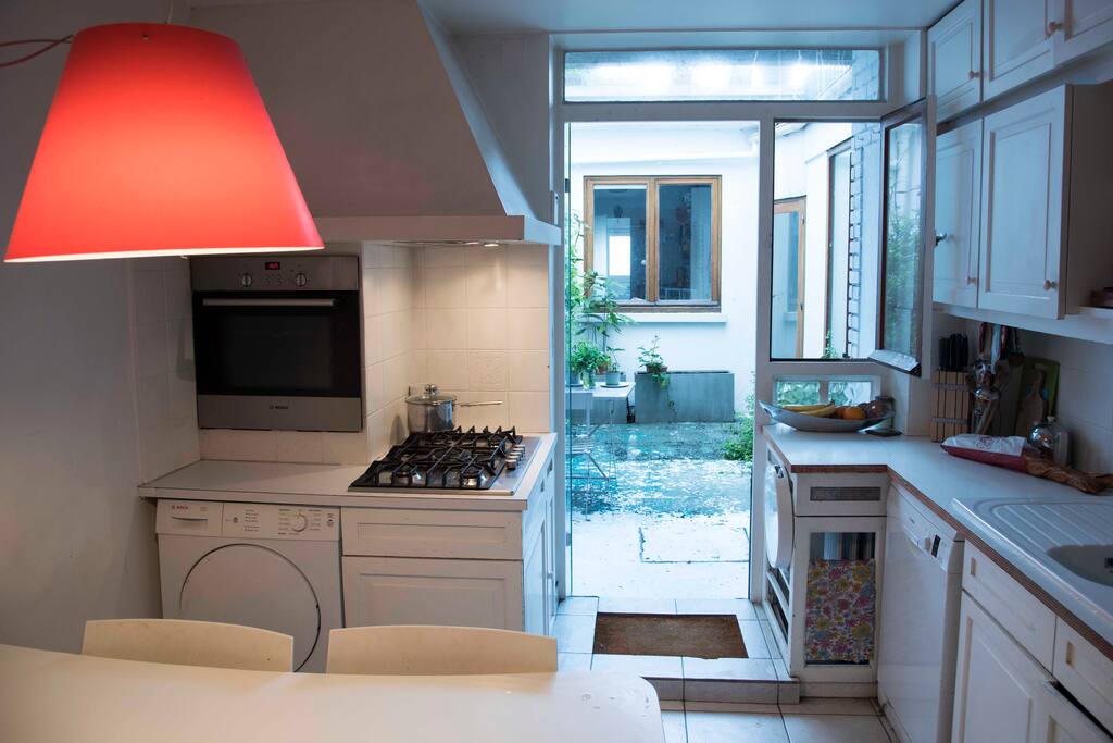 The kitchen and the dining room as well as a children's room have a view on the courtyard