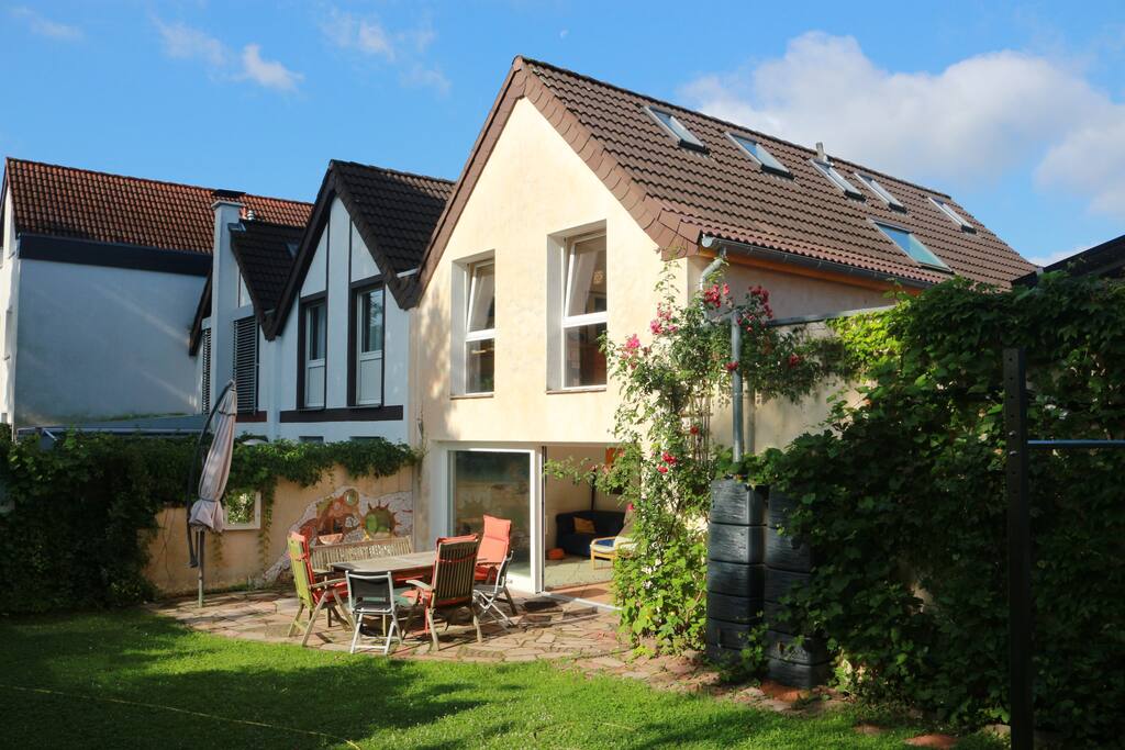 Das Haus mit Garten und Terrasse von hinten