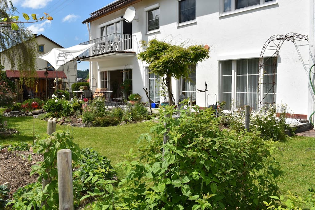 Die Wohnung vom Garten aus mit großer Terrasse zum Relaxen oder Grillen