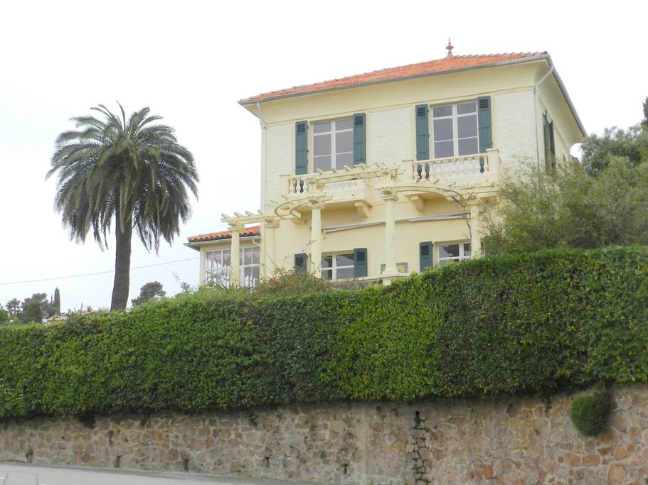 La façade de la maison face la baie de Cannes