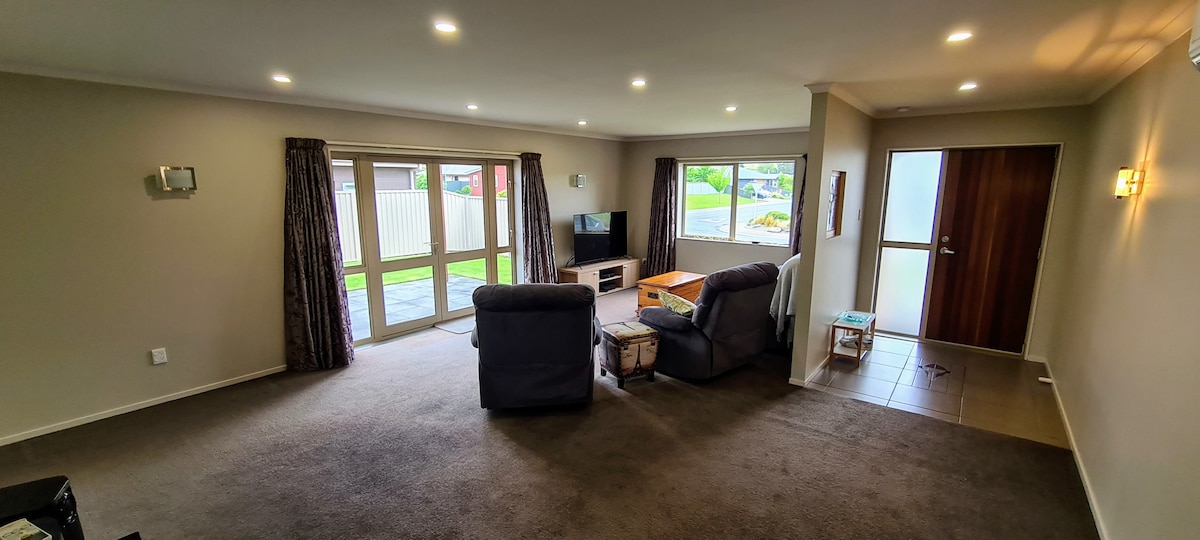 Top Airbnb: Cyclists’ Base & Relaxing Getaway in Clyde in Central Otago District East