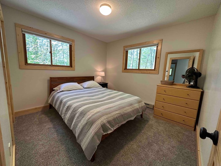 Bunkhouse bedroom 2 w queen bed 
