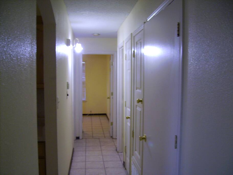 pasillos a las recamaras y baño con tina